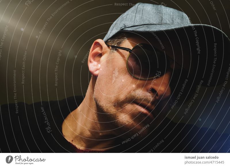 Mann mit Mütze und Sonnenbrille macht ein Selfie eine Person Porträt vierzig Vierziger Jahre Gesicht Kopf Verschlussdeckel erwachsener Mann männlich 40 Jahre