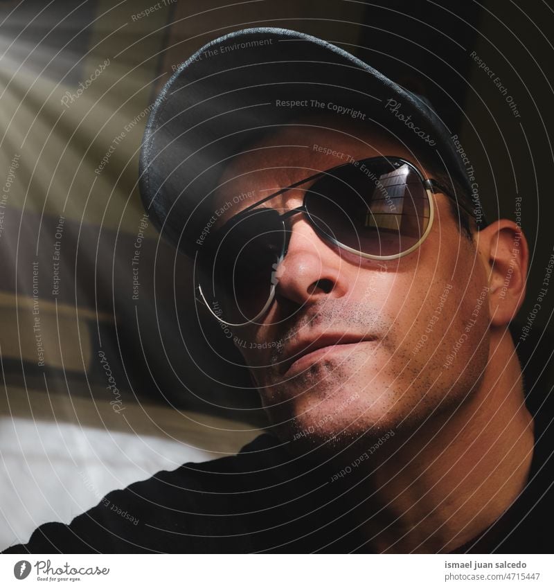 Erwachsener Mann mit Sonnenbrille und Mütze macht ein Selfie eine Person Porträt vierzig Vierziger Jahre Gesicht Kopf Verschlussdeckel erwachsener Mann männlich