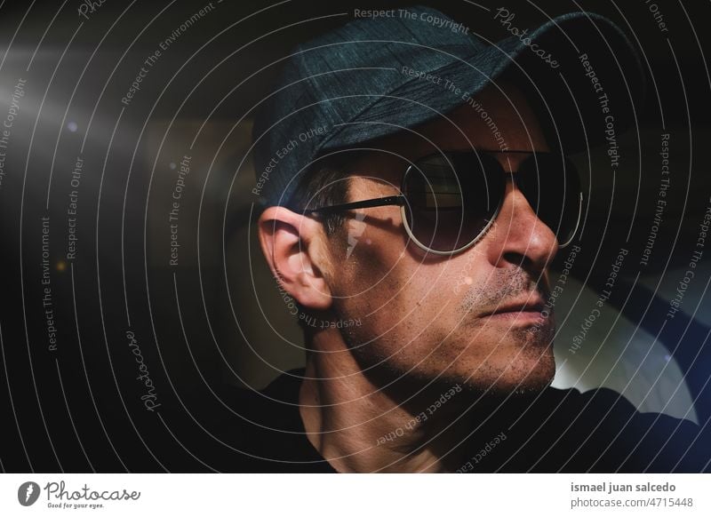 Erwachsener Mann mit Mütze und Sonnenbrille macht ein Selfie im Schatten eine Person Porträt vierzig Vierziger Jahre Gesicht Kopf Verschlussdeckel