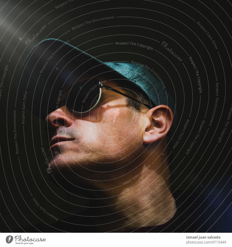 Erwachsener Mann macht ein Selfie im Schatten eine Person Porträt vierzig Vierziger Jahre Gesicht Kopf Sonnenbrille Verschlussdeckel erwachsener Mann männlich