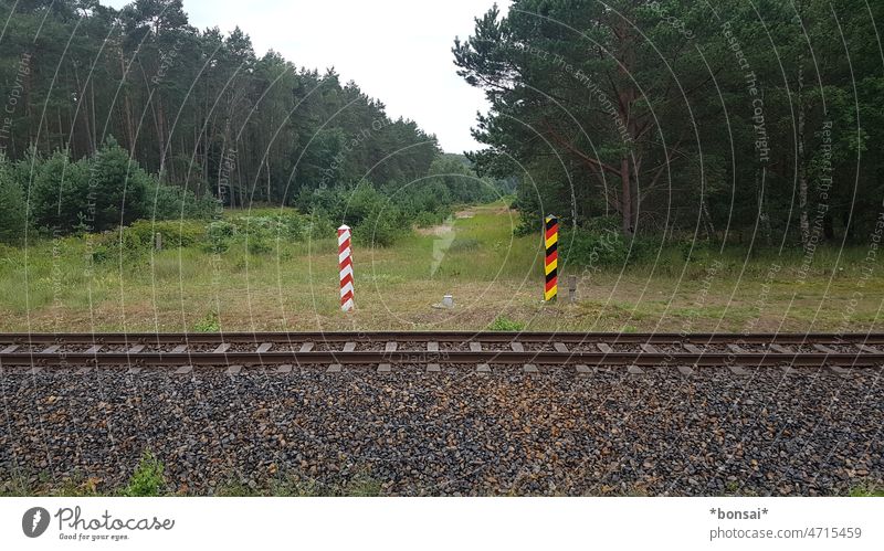 mitten im Nirgendwo Deutschland Polen Eisenbahnschienen Gleise Schienen Wald Wiese Bäume Natur Grenze Verkehr international Außenaufnahme Menschenleer Poller