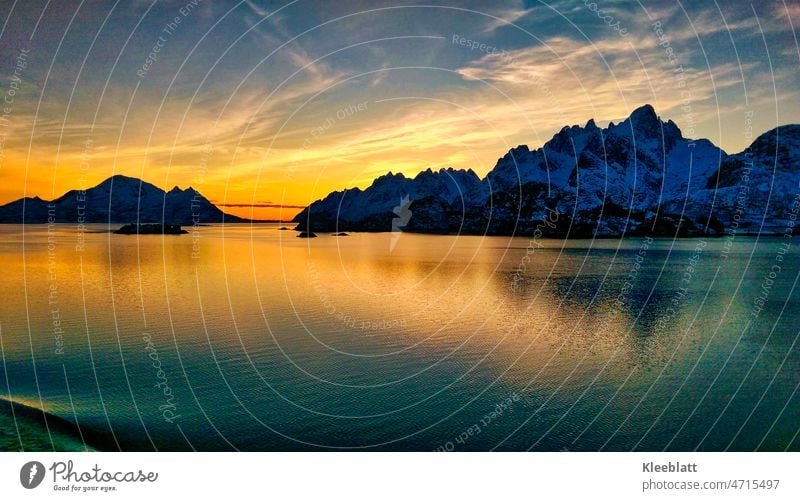 Norwegenliebe - grandioser Sonnenuntergang mit Blick auf die Berge der Lofoten - Trollfjord Norwegenurlaub Norwegen vom Schiff aus Seereise Berge u. Gebirge