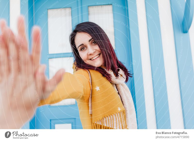 glücklich tun tun high five zu Freund in camera.colorful houses.promenade Costa Nova, Aveiro Frau reisen Großstadt Haus Portugal Tourist Tourismus urban blau