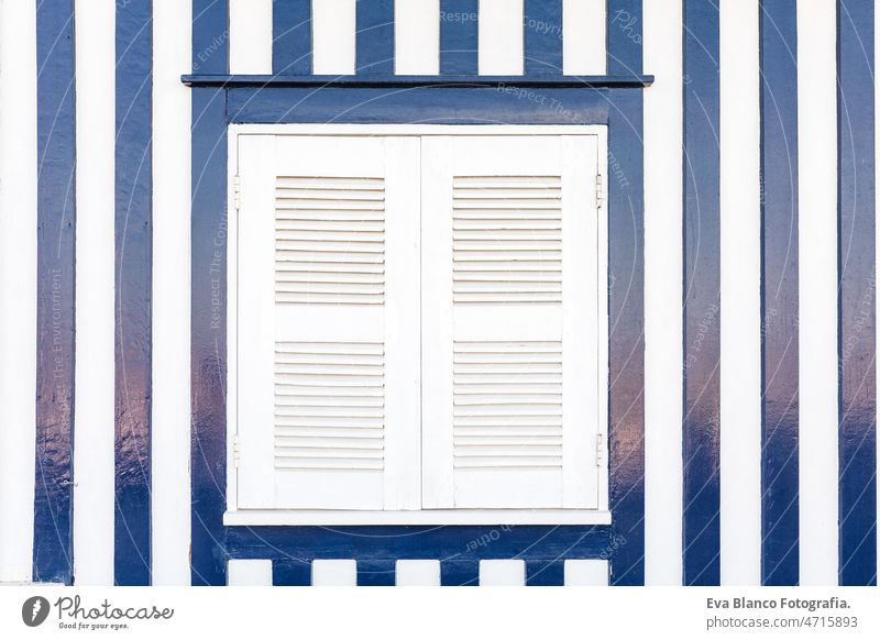 Detail einer typischen Fassade von Aveiro, weißes Fenster über blau gestrichener Wand.Costa Nova, Aveiro,Portugal Häuser farbenfroh reisen niemand sonnig rot