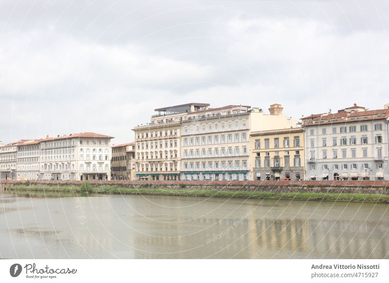 22. April 2019, Florenz, Italien: Blick auf das Arno-Ufer mit Platz für Ihren Text Antiquität alt Europa Tradition traditionell Architektur Toskana Standort