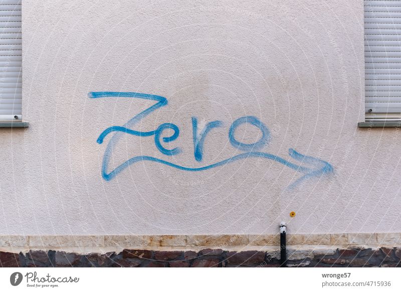 Zero | Graffito mit blauer Farbe zwischen zwei Fenstern an eine Hauswand gesprüht blaue Farbe Wand Graffiti Schmiererei Jugendkultur Schriftzeichen Subkultur