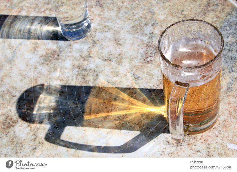 Getränke endlich wieder draußen genießen können Frühling Frühlingsgefühle schönes Wetter Sonnenschein draußensein Terrasse Biergarten Bierglas Wasserglas