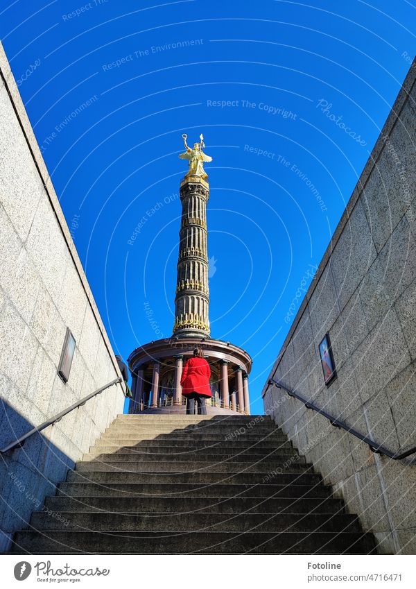 Rotes Mäntelchen I - Da steht sie mit ihrem knall roten Mantel ehrfürchtig vor der Siegessäule in Berlin und schaut nach oben. 285 Stufen geht es gleich nach oben. Na dann!