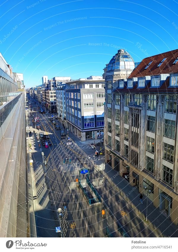 Blick von oben auf die Friedrichstraße in Berlin. Die Sonne zaubert wilde Schatten- und Lichteffekte auf die Straße. Außenaufnahme Farbfoto Stadt Hauptstadt