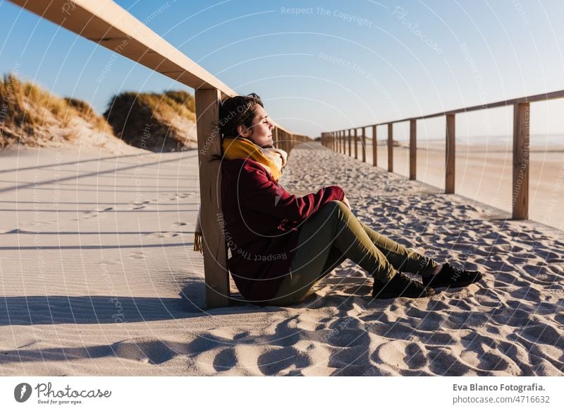 Junge Frau mit geschlossenen Augen entspannt am Strand bei Sonnenuntergang. Urlaub und Entspannung Konzept sich[Akk] entspannen Kaukasier Feiertage Rollfeld