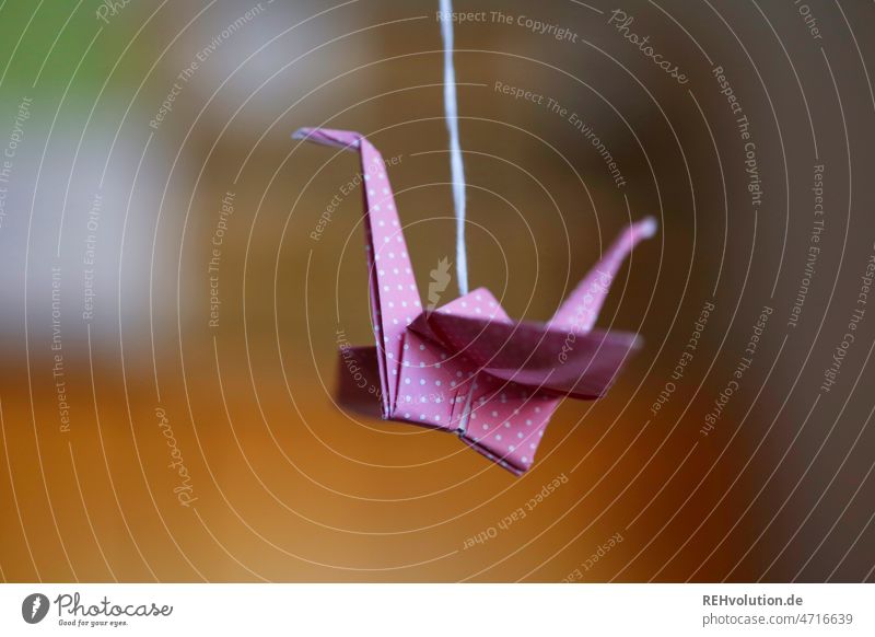 Origami Kranich falten Origami-Papier fliegen Dekoration & Verzierung gefaltet rosa hintergrundunschärfe hobby Kreativität kreativ Kunst Innenaufnahme