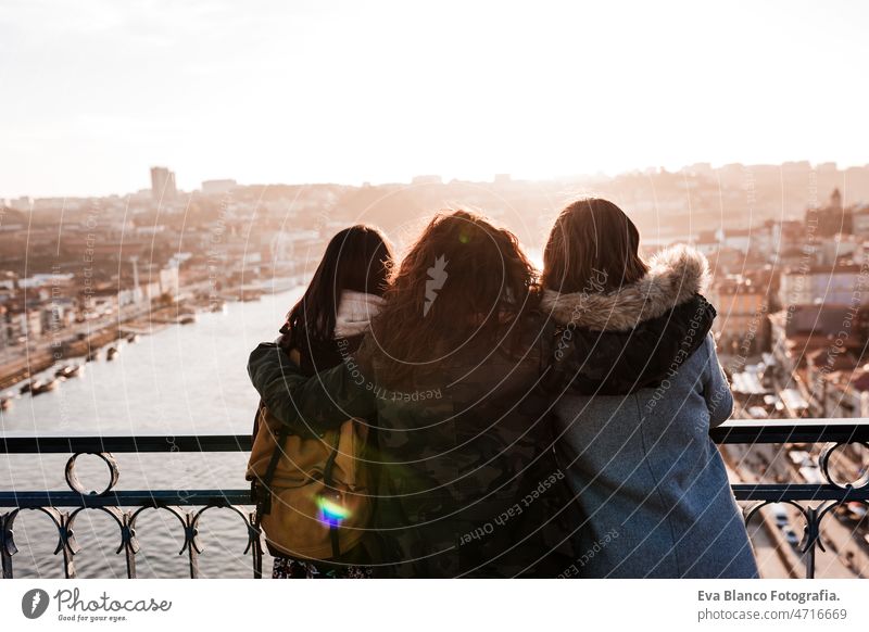 Drei glückliche Freunde bei der Besichtigung der Brücke von Porto bei Sonnenuntergang. Reisen, Freundschaft und Lifestyle Frauen Großstadt urban 30s reisen