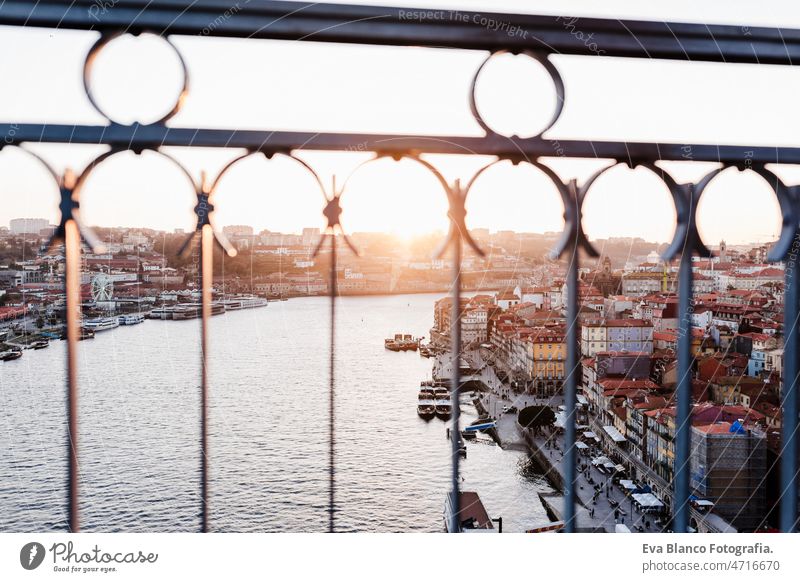Geländer auf der Brücke von Porto bei Sonnenuntergang, selektiver Fokus auf die Stadt. Reisen, Europa Großstadt urban reisen Portugal niemand Reisender Fluss