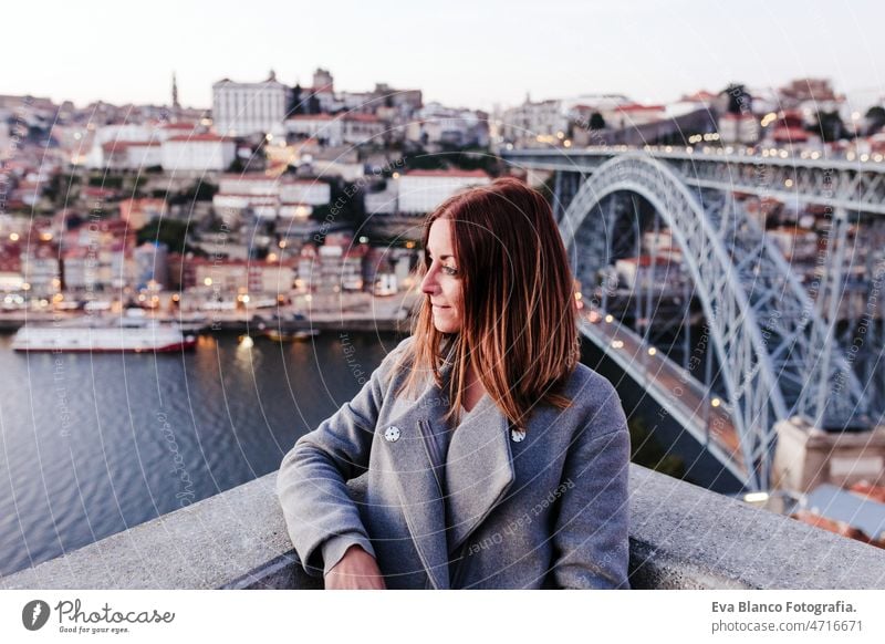 junge entspannte Frau in Porto Brücke bei Sonnenuntergang. Tourismus in der Stadt Europa. Reisen und Lebensstil reisen Tourist genießen 30s sich[Akk] entspannen