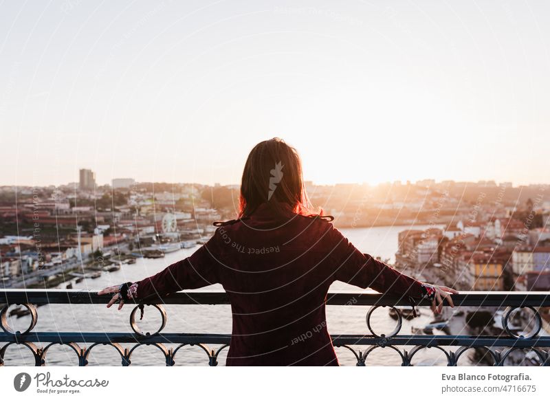 Rückenansicht von entspannten Frau in Porto Brücke bei Sonnenuntergang. Tourismus in der Stadt Europa. Reisen und Lebensstil reisen Tourist genießen 30s