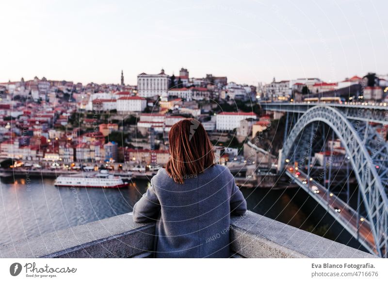 Rückenansicht von entspannten Frau in Porto Brücke bei Sonnenuntergang. Tourismus in der Stadt Europa. Reisen und Lebensstil reisen Tourist genießen 30s