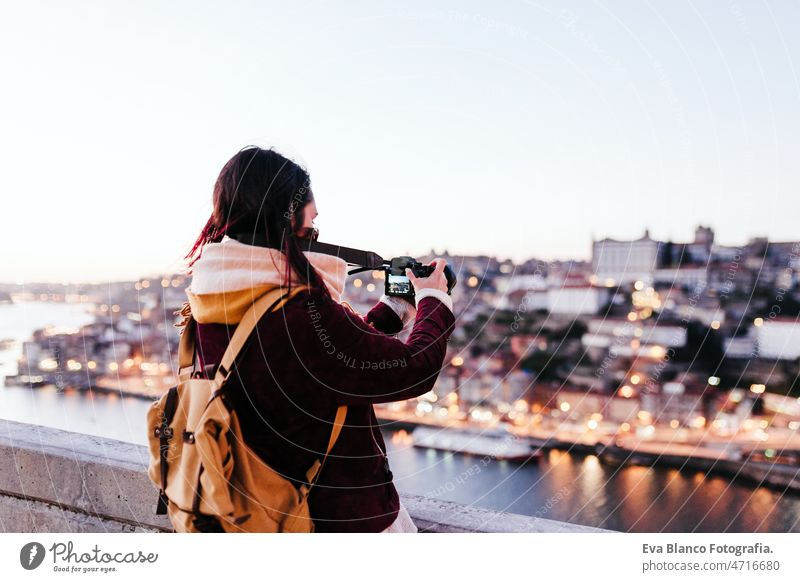 Frau in Porto Brücke, die Bilder mit Kamera bei Sonnenuntergang. Tourismus in der Stadt Europa. Reisen reisen Tourist genießen 30s sich[Akk] entspannen