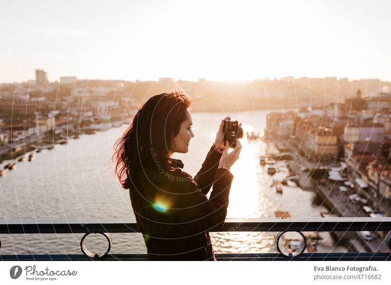 Frau in Porto Brücke, die Bilder mit Kamera bei Sonnenuntergang. Tourismus in der Stadt Europa. Reisen reisen Tourist genießen 30s sich[Akk] entspannen