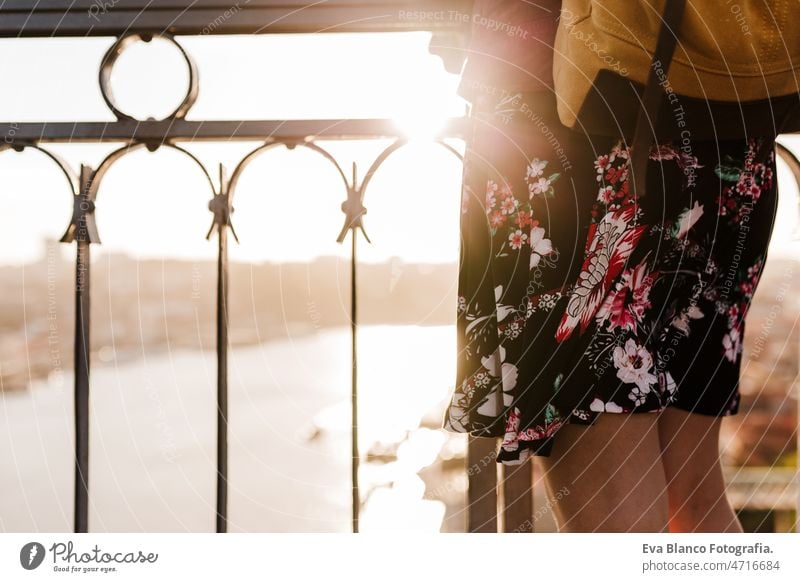 Nahaufnahme einer nicht erkennbaren Frau auf der Brücke von Porto bei Sonnenuntergang. Reisen und Lebensstil abschließen unkenntlich Großstadt reisen Tourist