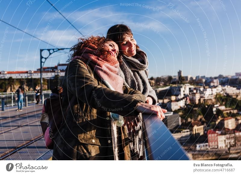 zwei glückliche Freunde Porto Brücke Sightseeing bei Sonnenuntergang. Reisen, Freundschaft und Lifestyle Frauen Großstadt urban 30s reisen Zusammensein