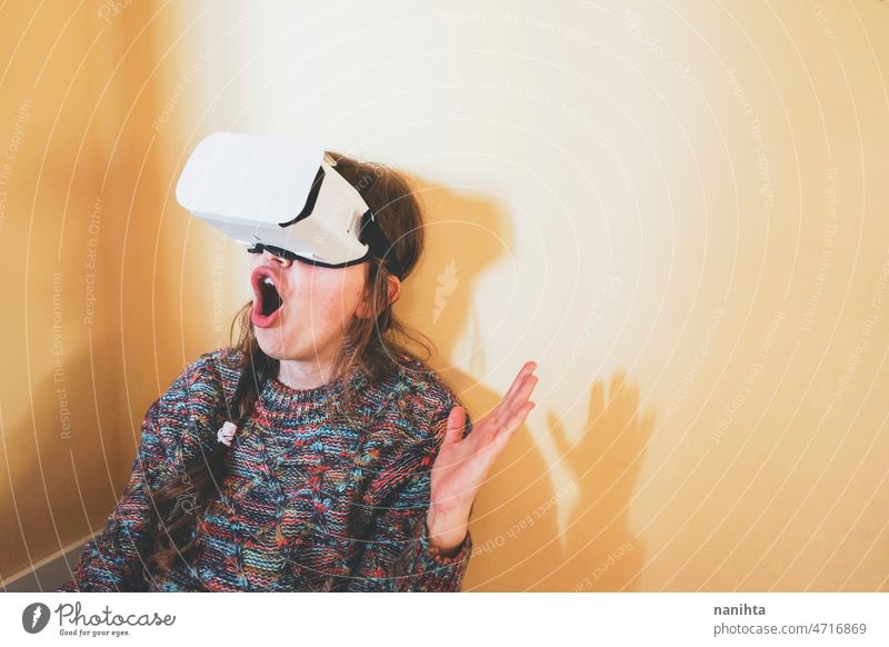 Spontanes Porträt einer jungen Frau mit einer VR-Brille aus Pappe Metaversum Technik & Technologie nachhaltig Spieler virtuell Realität Zukunft Verlauf meta