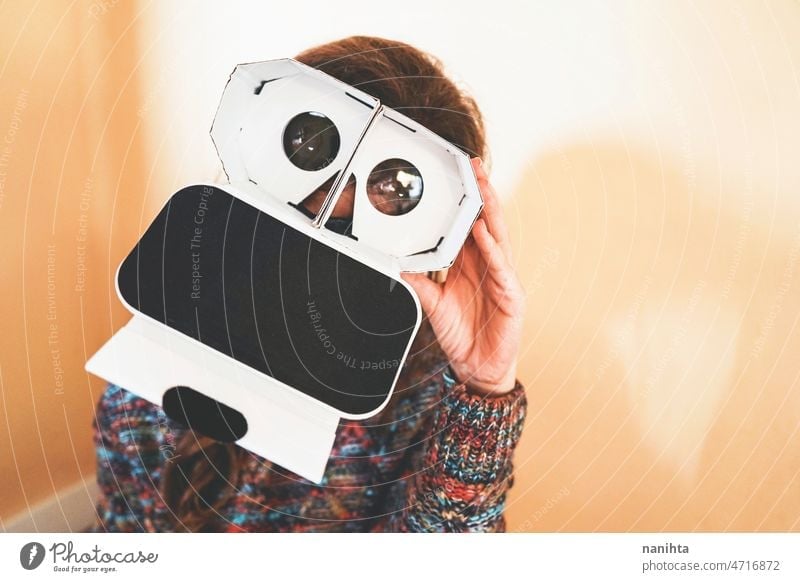 Bild einer jungen Frau zeigt das Innere eines Karton vr Brille Metaversum VR im Inneren Linse Technik & Technologie nachhaltig spielerisch Spieler Perspektive
