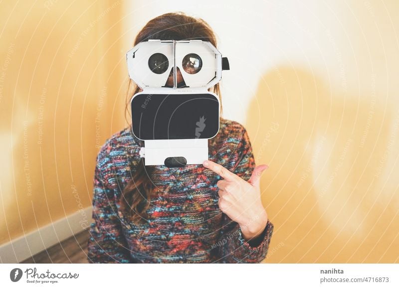Bild einer jungen Frau zeigt das Innere eines Karton vr Brille Metaversum VR im Inneren Linse Technik & Technologie nachhaltig spielerisch Spieler Perspektive