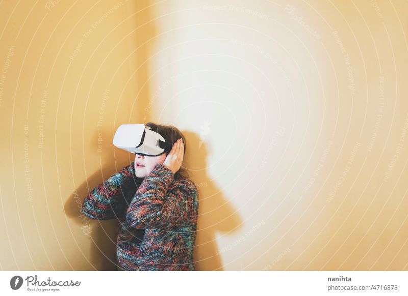 Spontanes Porträt einer jungen Frau mit einer VR-Brille aus Karton Metaversum Technik & Technologie nachhaltig Spieler virtuell Realität Zukunft Verlauf meta