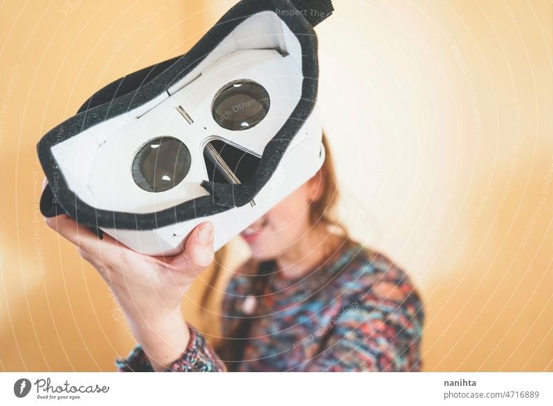 Forcierte Perspektive Bild einer jungen Frau hält die Linsen eines vr Brille aus Pappe Metaversum VR im Inneren Technik & Technologie nachhaltig Karton