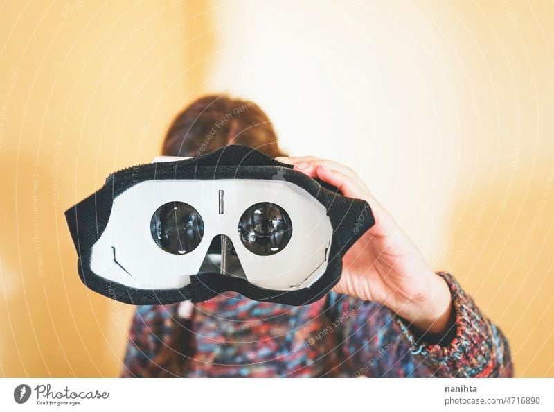 Forcierte Perspektive Bild einer jungen Frau hält die Linsen eines vr Brille aus Pappe Metaversum VR im Inneren Technik & Technologie nachhaltig Karton