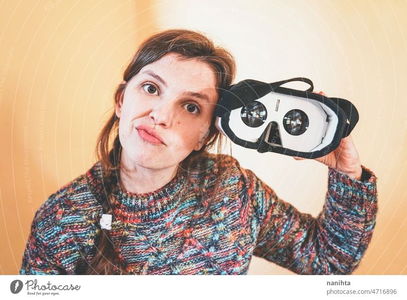 Spontanes Porträt einer jungen Frau mit einer VR Brille aus Pappe ein lizenzfreies Stock Foto
