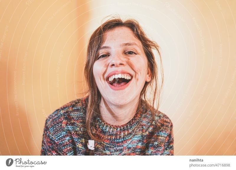 Emotionales Porträt einer echten Frau, die lacht Lachen Glück Fröhlichkeit Freude genießen wirklich natürlich Blick Selbstvertrauen echte Frau wahr freudig