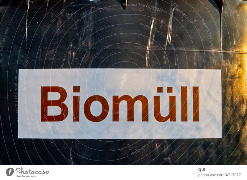 "Biomüll" Schriftzug auf Biomüll-Tonne Biomülltonne Abfall Weißes Schild Rote Schrift Recycling Umwelt Müllbehälter ökologisch nachhaltig Ordnung wegwerfen
