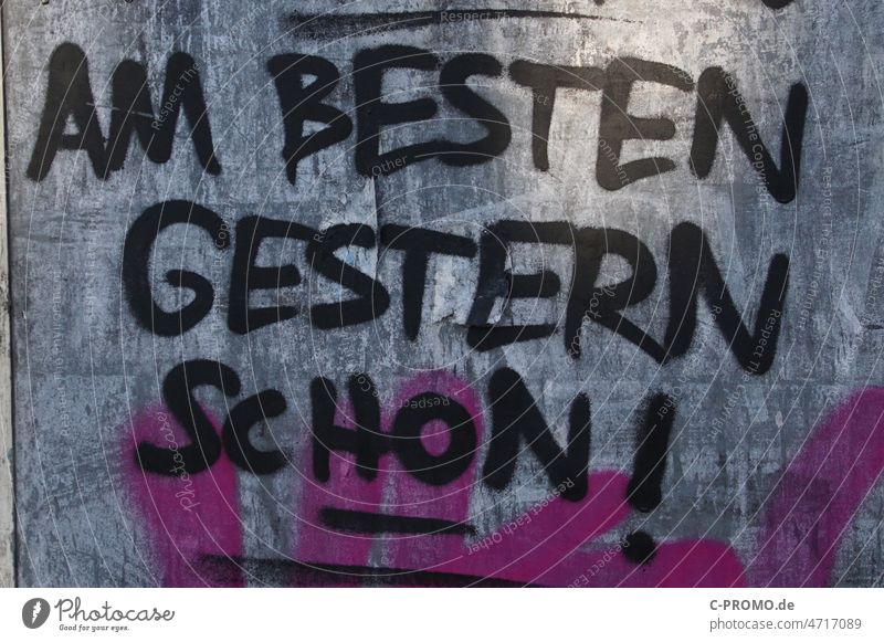Graffiti »AM BESTEN GESTERN SCHON!« Eile gestern Drängeln Termin & Datum deadline Schriftzug dringend fast zu spät
