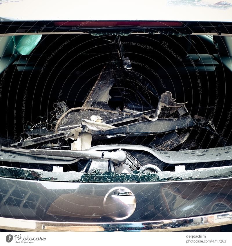 Stillgelegtes defektes Auto wird ausgeschlachtet. Autowerkstatt Farbfoto Tag PKW Verkehrsmittel Außenaufnahme Menschenleer Fahrzeug Mobilität Bewegung