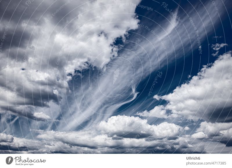Bewölkter blauer Himmel Wolken strahlend Erscheinung Wetter Meteorologie Wetterphänomen Wolkenformation Kumulus strato alt Regen kondensieren Niederschlag Wind