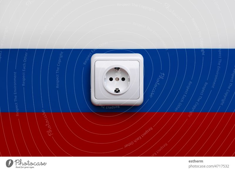 Nationalflagge Russlands mit Steckdosen-Netzstecker Sanktionen Krieg Elektrizität Einschränkungen Strombeschränkungen boykottieren Energie Vereinigte Staaten