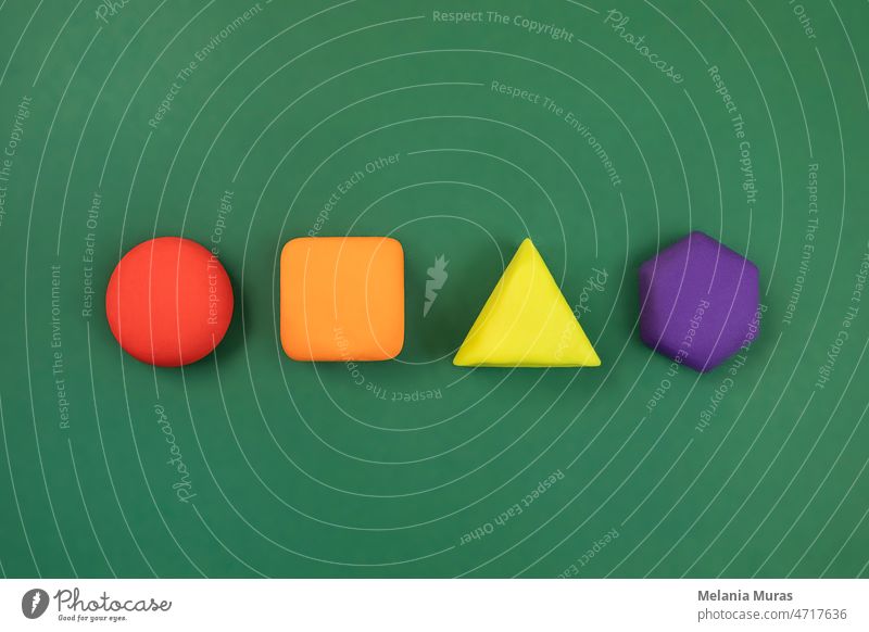 Geometrische Figuren auf grünem Hintergrund. Bunte Kreis, Quadrat, Sechseck und Dreieck Formen. Konzept der Vielfalt, Kreativität. 3d abstrakt Aktivität