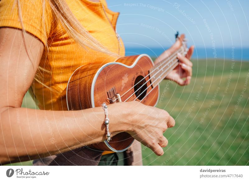 Unbekannte Frau spielt Ukulele unkenntlich Spielen im Freien Musik Musiker Musical Instrument Hand Textfreiraum sich[Akk] entspannen Hipster Freiheit Gesang