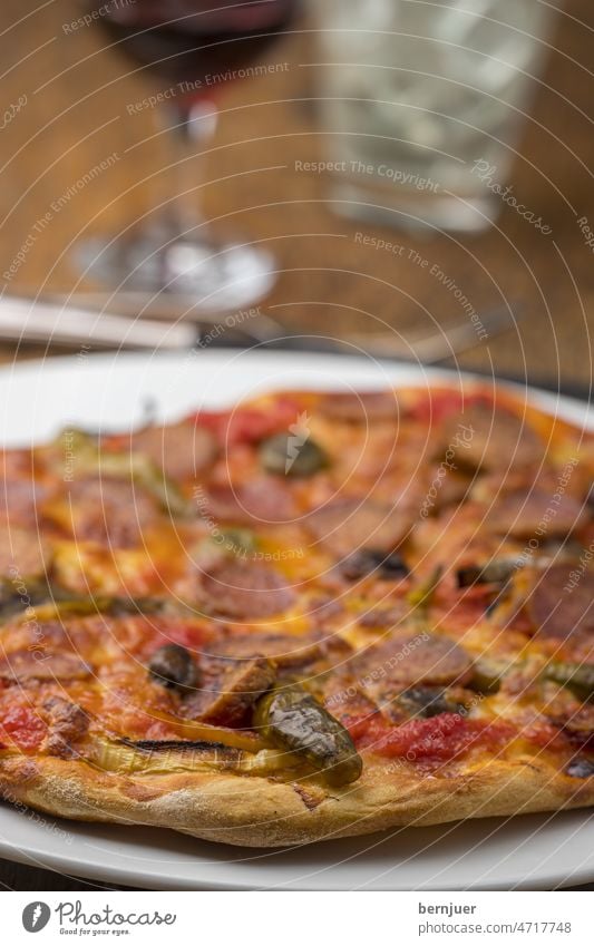Nahaufnahme einer Pizza mit Wein auf Holz Teller rustikal Glas lecker Pizzeria Hintergrund Essen Küche Mozzarella Scheibe Rot Käse Mahlzeit Abendessen