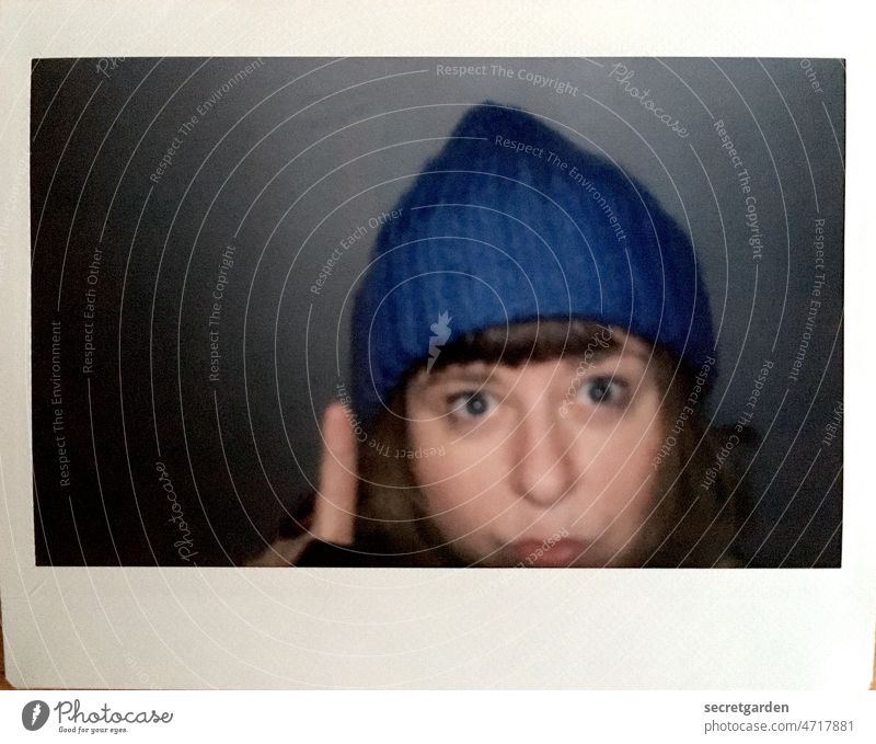 Finger-Hut Duckface Polaroid Frau Mütze Winter erschrocken Achtung Mensch Gesicht Porträt Hand Erwachsene blau Rahmen dunkel Innenaufnahme Kopf Licht Blick