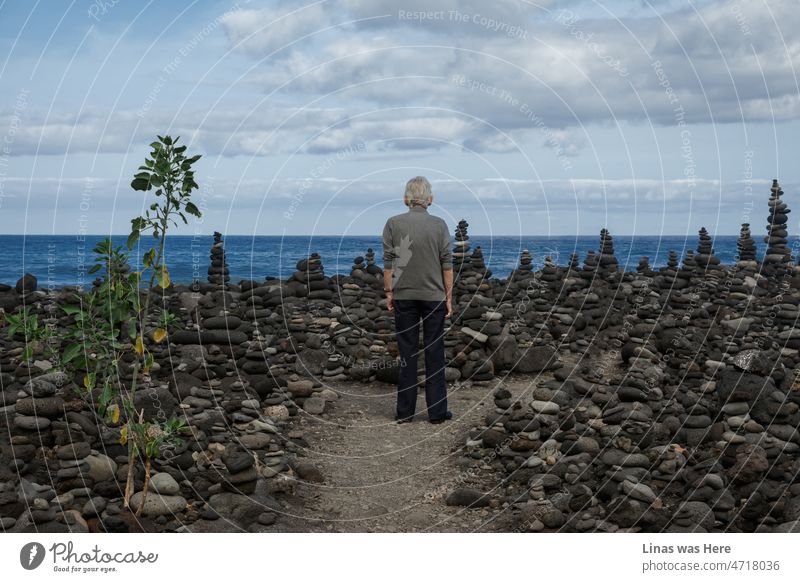 Ein alter Mann blickt von den felsigen Küsten Teneriffas aus intensiv in den blauen Horizont. Es ist ein stimmungsvolles Bild, das mehr Fragen stellt als Antworten gibt. Es scheint, dass das Wissen definitiv mit dem Alter kommt.