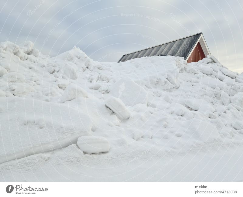 Ein Haus hinter Schnee Schneemassen Winter Stadt Winterdienst Schneehaufen meterhoch meterhohe reisig Massen Eis Schneeberg Berg Straße Klima Frost kalt Wetter