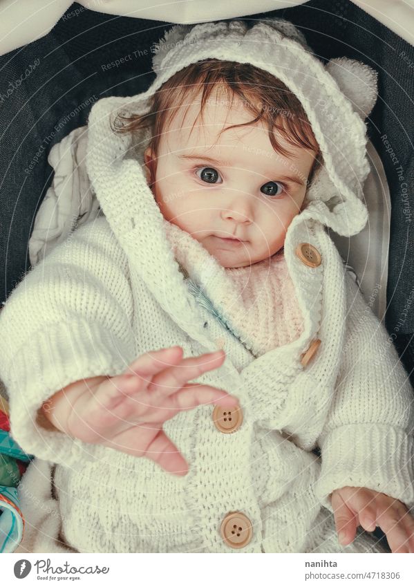 Hübsches kleines Mädchen trägt einen Bären-Wollmantel Baby niedlich bezaubernd Wolle Mantel Porträt lieblich Kapuze Kapuzenpulli Mode warm Winter gemütlich