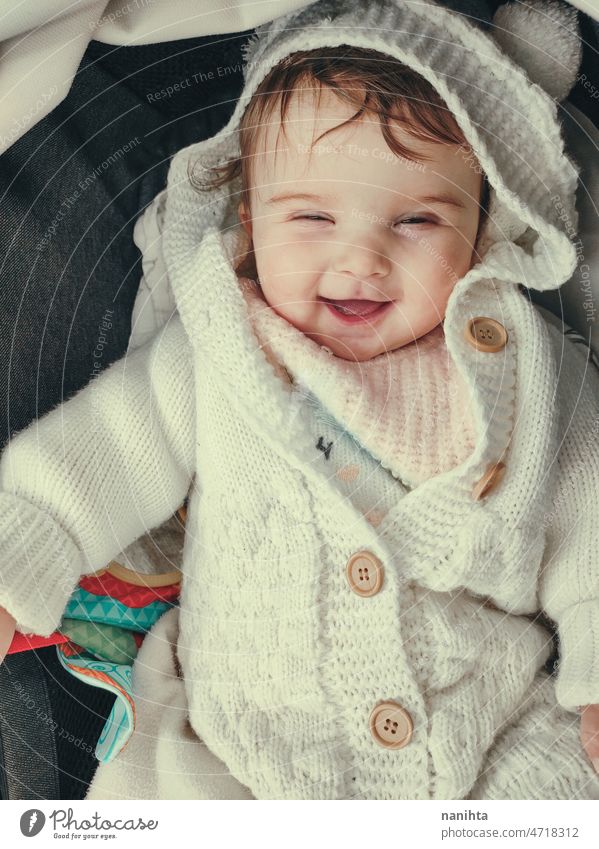 Hübsches kleines Mädchen trägt einen Bären-Wollmantel Baby niedlich bezaubernd Wolle Mantel Porträt lieblich Kapuze Kapuzenpulli Mode warm Winter gemütlich