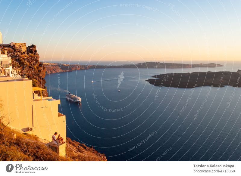 Blick auf die Bucht von Santorin und das Kreuzfahrtschiff bei Sonnenuntergang ägäisch schön blau Boot Küste Kykladen Ausflugsziel Griechenland Feiertag Insel
