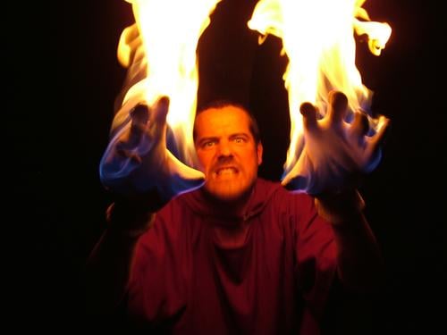 Tim brennt brennen Hand Handschuhe dunkel Monster böse heiß Innenaufnahme Porträt Brand Flamme Arme Theaterschauspiel Schauspieler Teufel