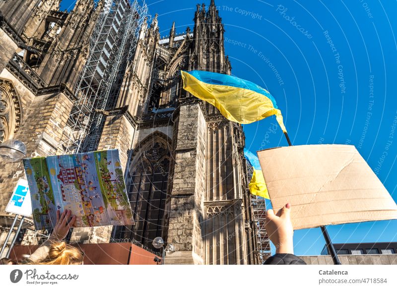 Ukrainische Flaggen und Schilder vor Kölner Dom Himmel Demo Stadt Architektur Bauwerk Europäische Union schwenken ehen Ukraine Fahne Krieg Balu Gelb