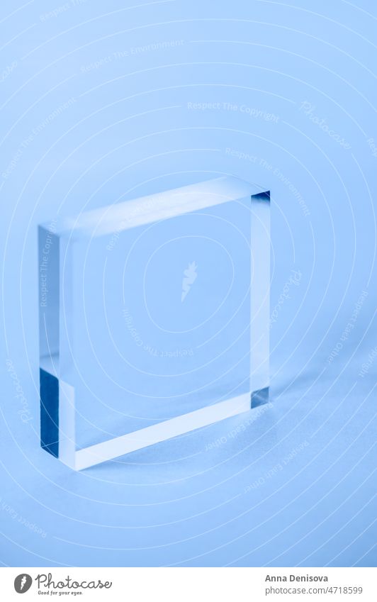 Massiver Display-Block aus Acryl Anzeige Blöcke solide Schaufenster leeres Podium Sockel-Anzeige blau geometrische Form Regal Produkt-Mockup