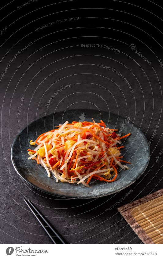 Gesunder Chinakohlsalat im Teller amisbush Kohlgewächse Möhre Chinesisch Salatgurke Abendessen Lebensmittel Mahlzeit Zwiebel Paprika Kürbis roh Rezept